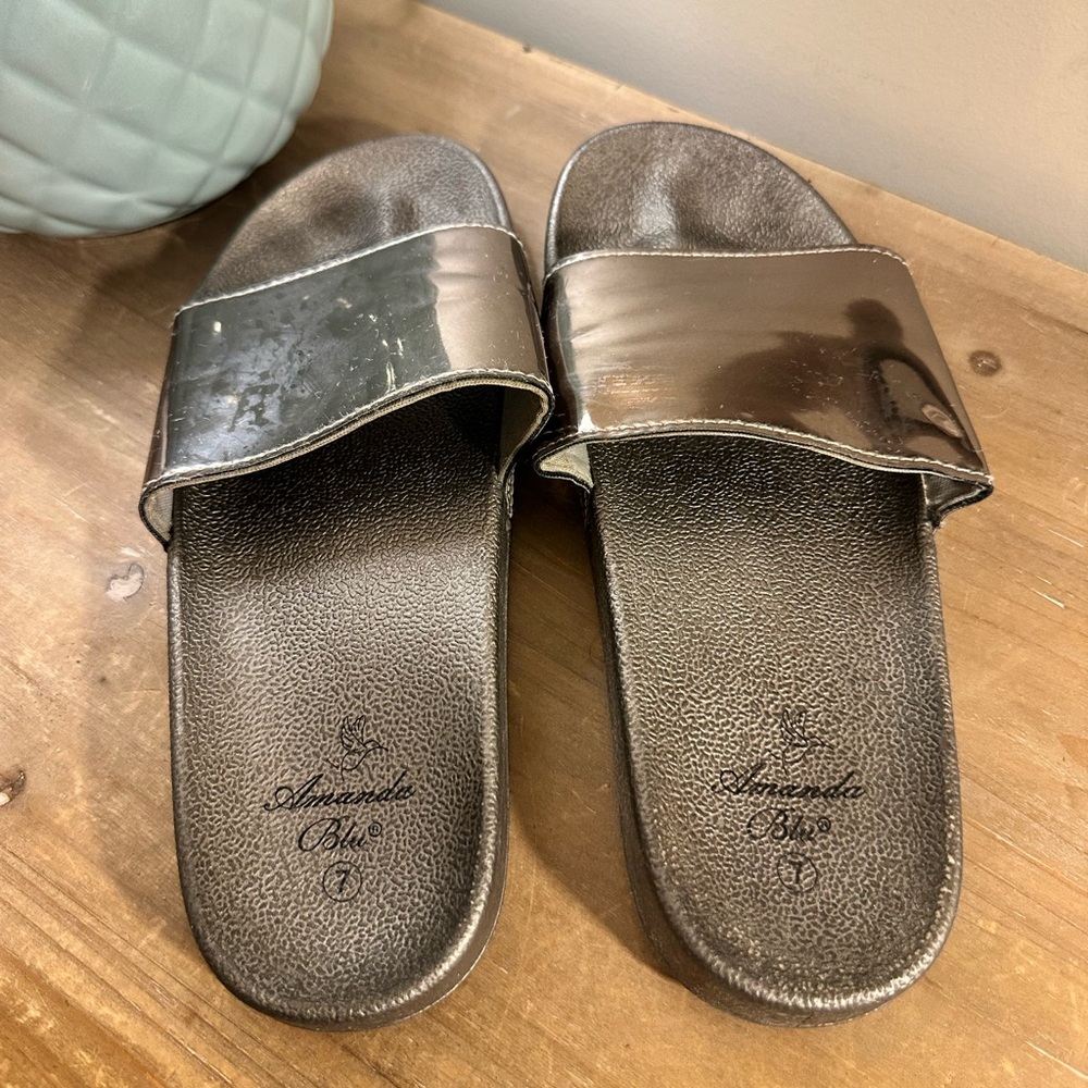 Stylish Metallic Slide Sandals - Picture 3 of 3